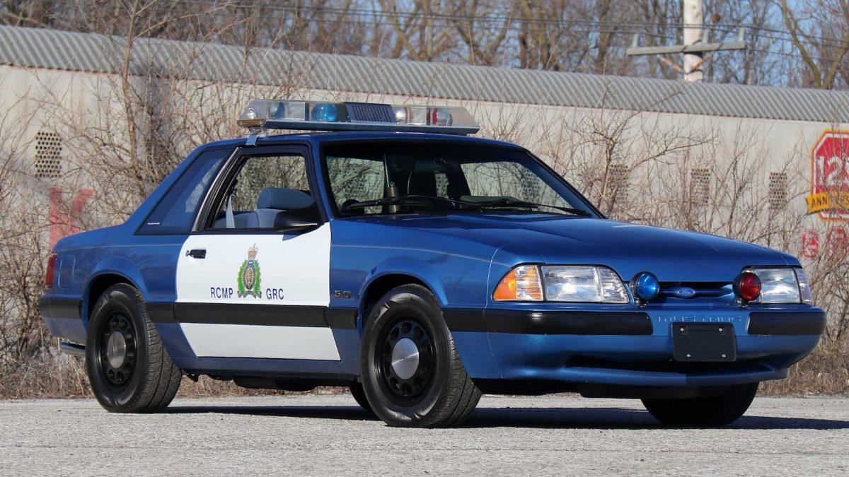 mașină de poliție Ford Mustang