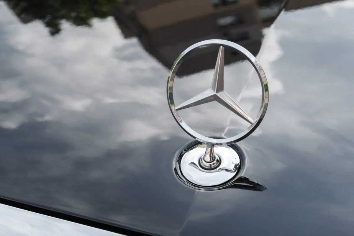 Mercedes-Benz hood star